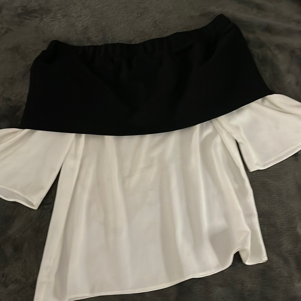 Simple & cute off shoulder shirt.  Black & White